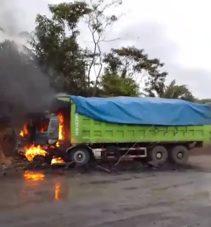Adu Kepala Dump Truck Batu Bara di Muratara, 1 Tewas Terbakar
